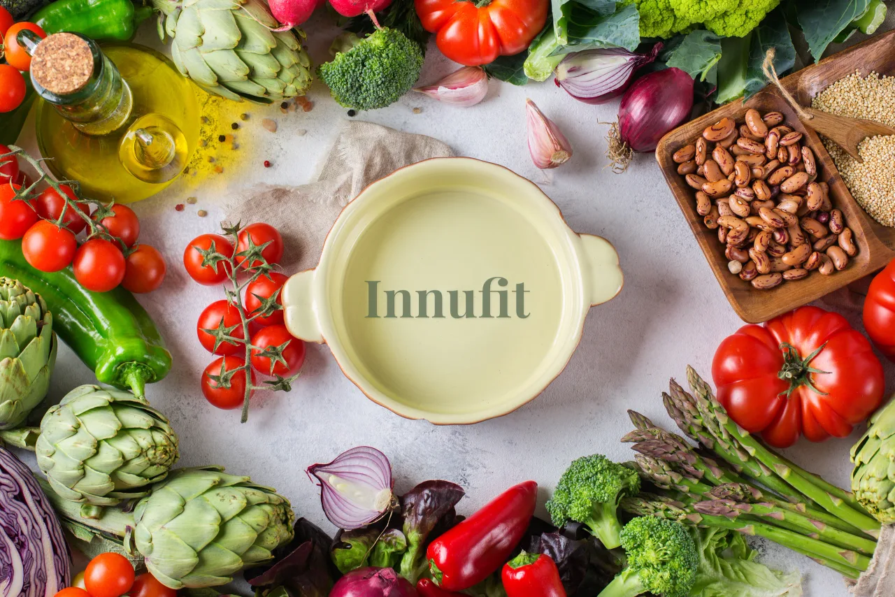 Verduras frescas, legumbres y una cazuela con el logotipo de Innufit.